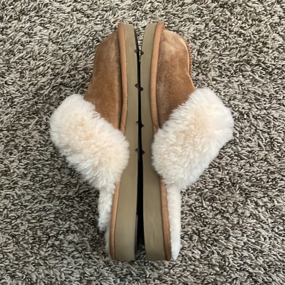 UGG Slippers - Picture 6 of 6
